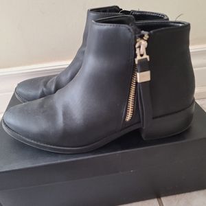 Expression Women's Zip-up Black and Gold Ankle Boots 7